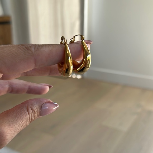 ❌6 earrings Elegant Gold Hoop Earrings Set. 3 hoops and 3 stud earring, 1 - Picture 2 of 7